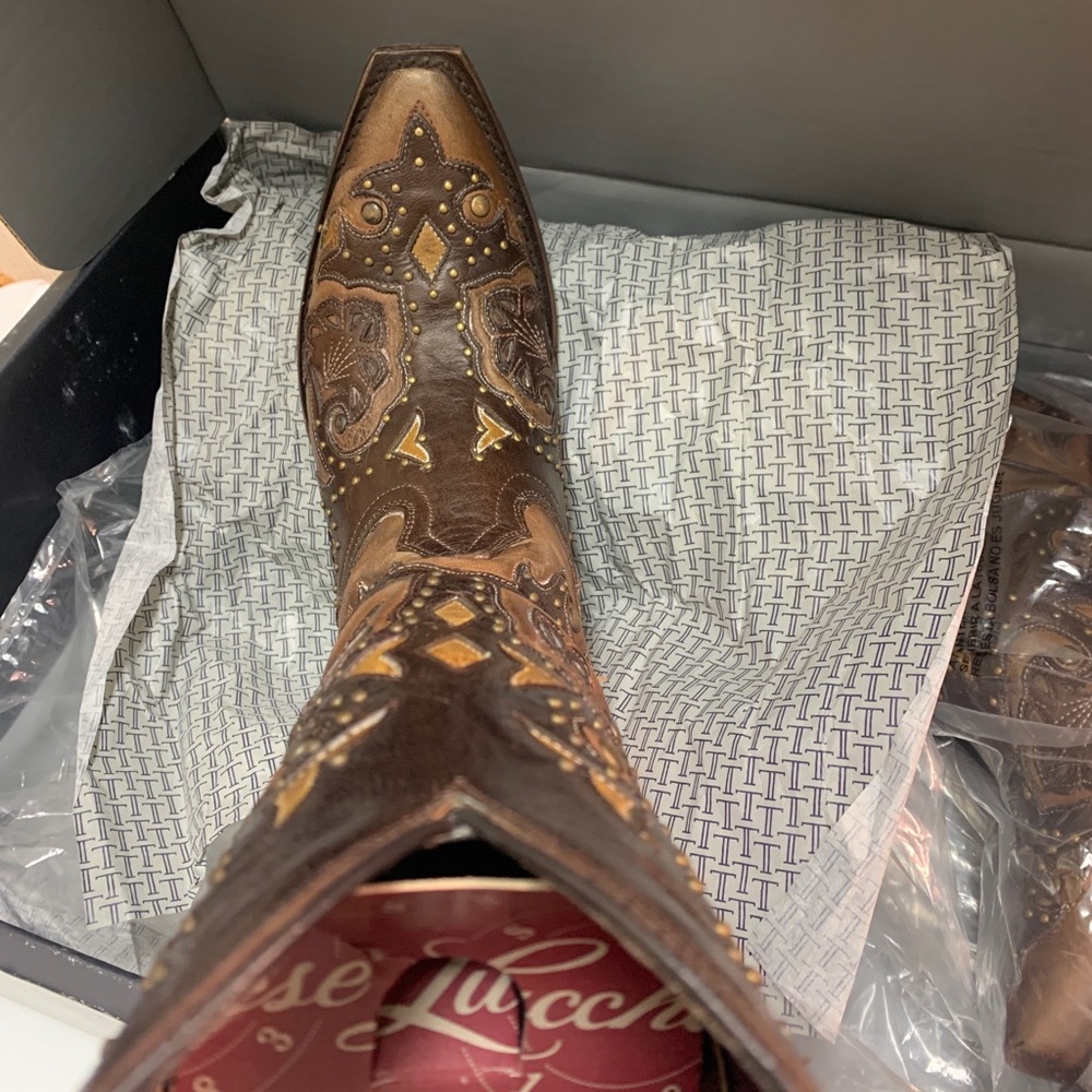 Cowgirl boots, like new.